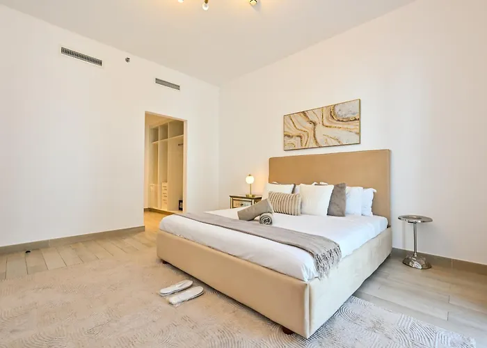 Yas Canal 3 Luxury Apartment Close To F1 And Ferrari World